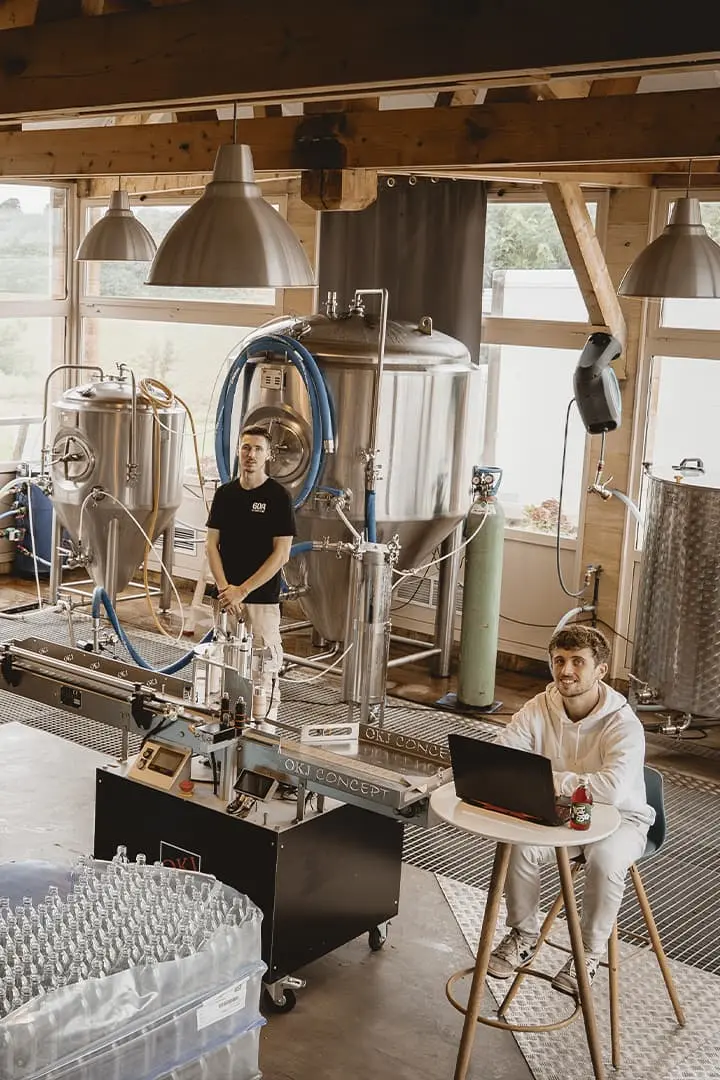 Camille, Mathis et Théo de l’équipe GOA Kombucha travaillant dans la brasserie artisanale.