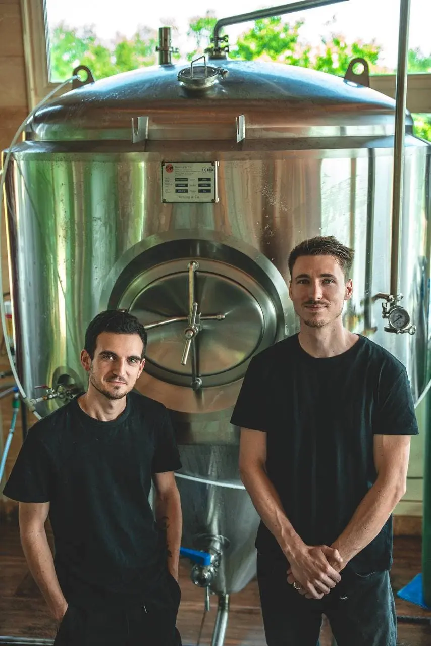 Camille et Mathis, fondateurs de GOA Kombucha, devant leur brasserie artisanale.